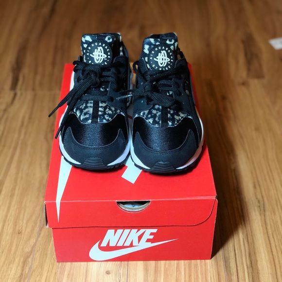 Women's Nike Air Huarache Leopard Print Shoes - Picture 5 of 7